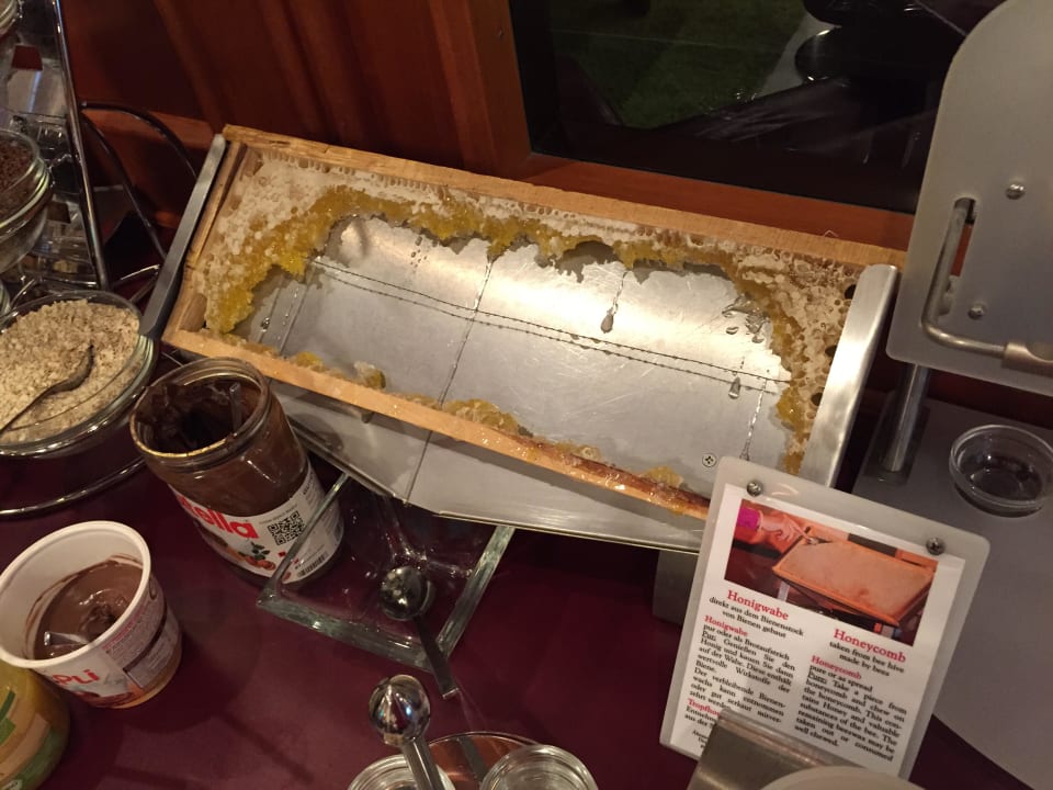 Honigwabe zum Frühstück  Hotel Metropol by Maier Privathotels