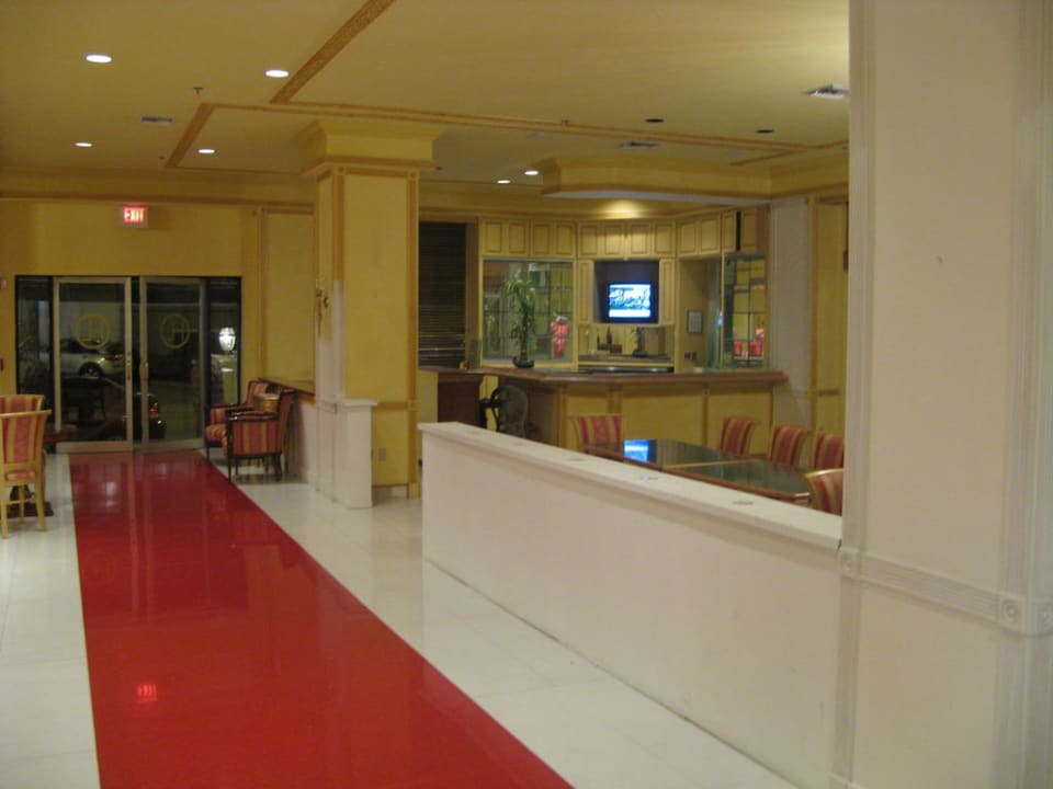 Im Hintergrund die nicht geöffnete Bar Hotel Red South Beach