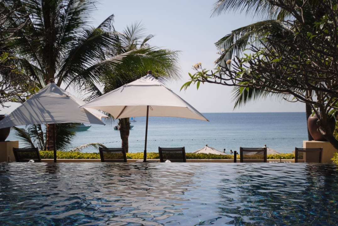 Pool mit Blick aufs Meer Le Vimarn Cottages & Spa