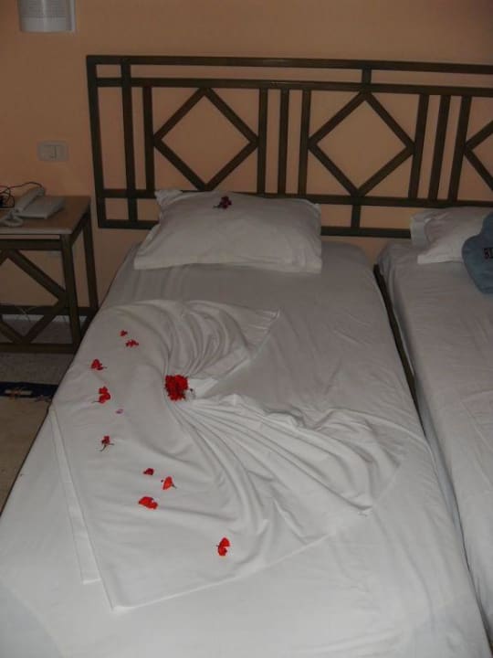 liebevoll dekoriertes Bett (ohne Trinkgeld) Eden Club