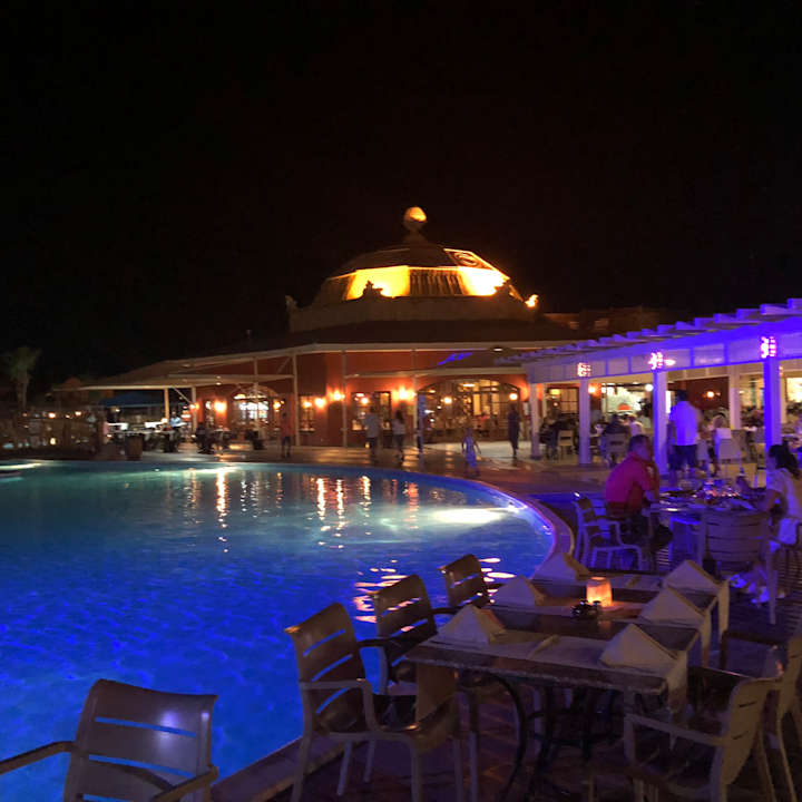 Abendessen an den Poolanlagen . Mit live Musik  Pickalbatros Jungle Aqua Park Resort - Neverland Hurghada