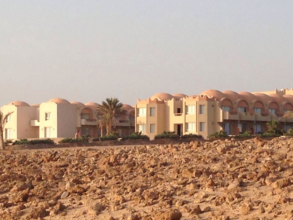 Vom Strand zur Hotelanlage Three Corners Sea Beach Resort