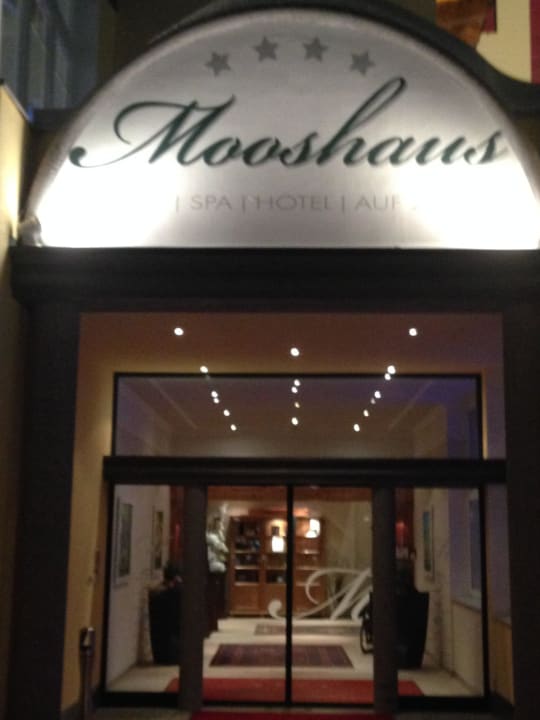 Entree und innen: pures Staunen Mooshaus Winterresort