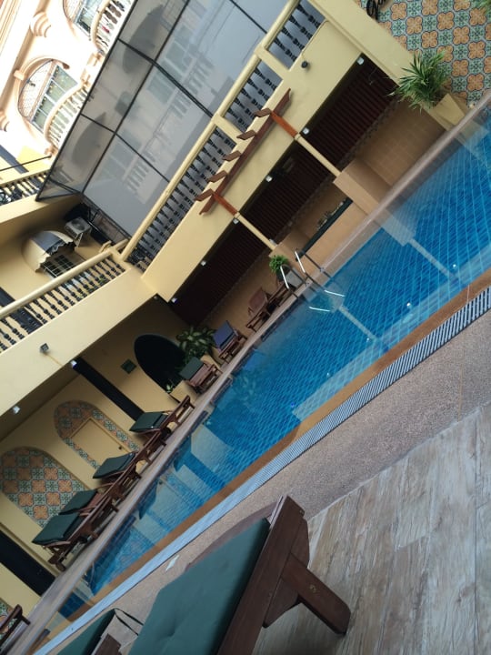 Pool mit Liegen & Handtuch kostenlos Zing Resort & Spa