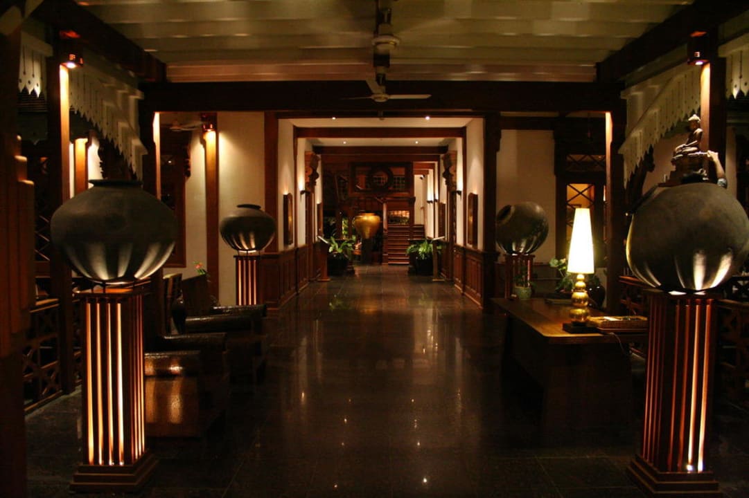 Über eine Brücke erreicht man die offene Lobby Governor's Residence, A Belmond Hotel, Yangon