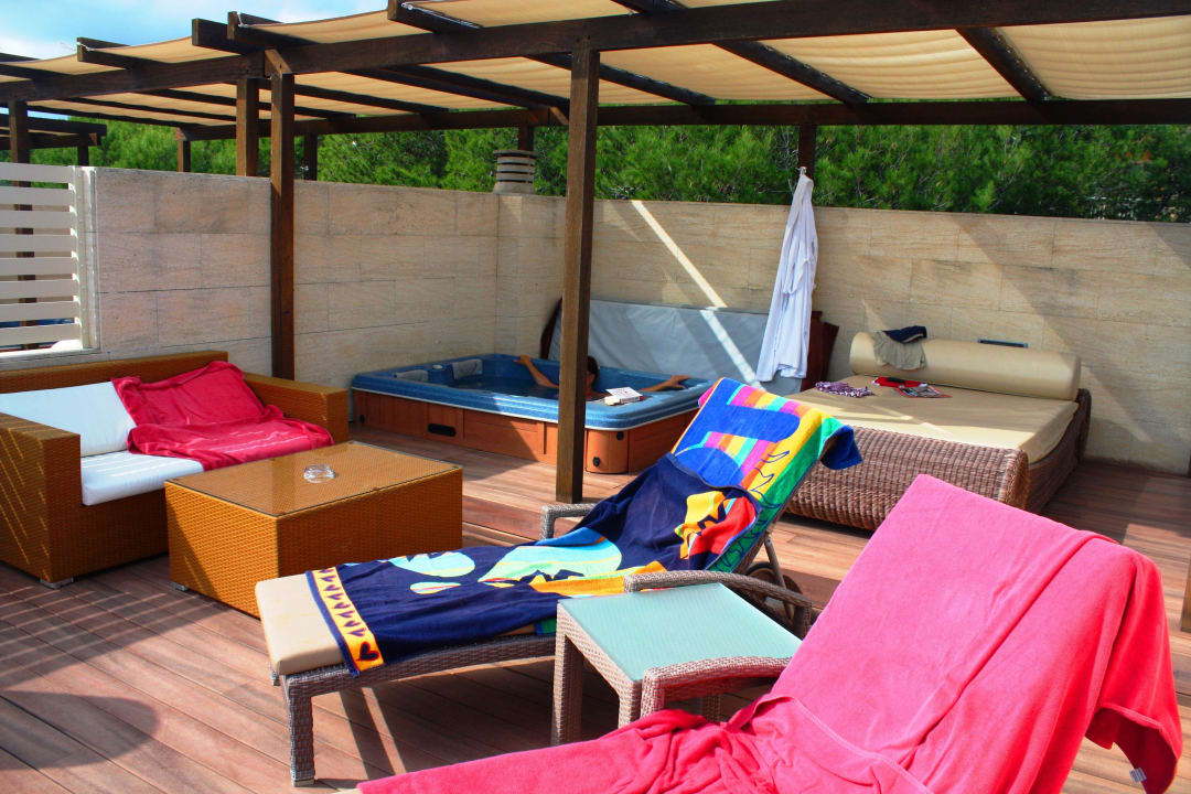 Möbelierte Dachterrasse mit Jacuzzi VIVA Cala Mesquida Suites & Spa 16+