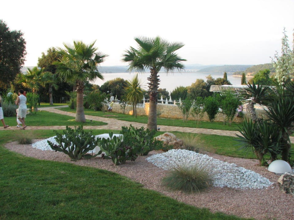 Schöne Grünanlage Valamar Tamaris Hotel