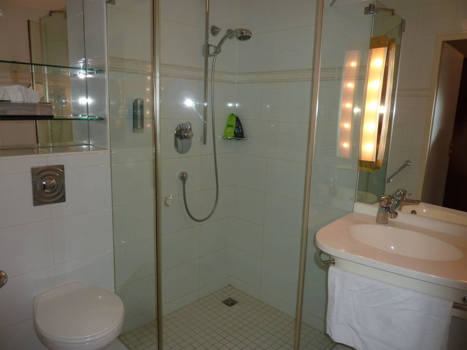 Großes, modernes Badezimmer Victor's Residenz Hotel Leipzig