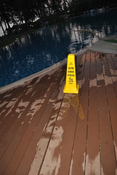 Warnschild stand 1,5 Wochen. Stolperfalle! Outrigger Khao Lak Beach Resort
