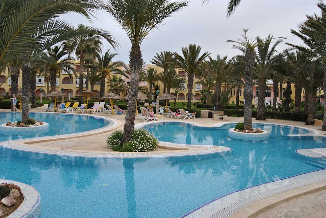 Vue sue la piscine. Houda Golf & Beach Club