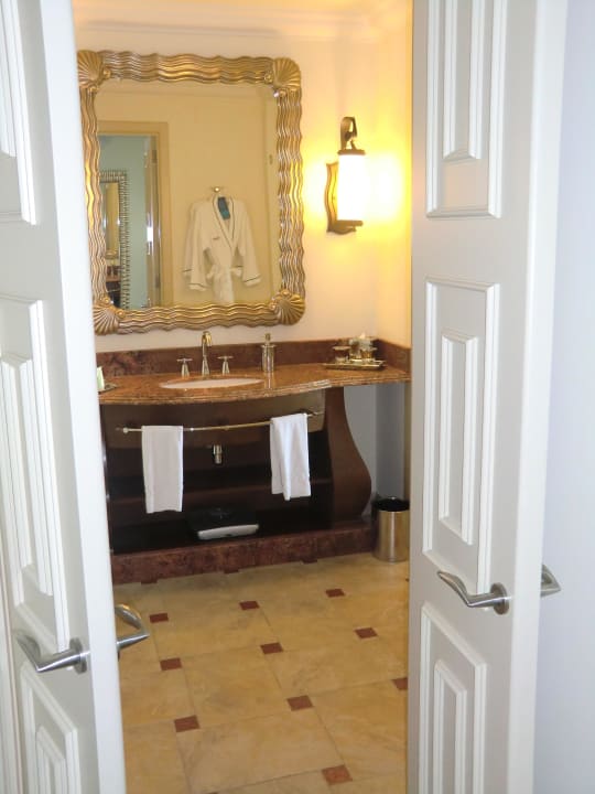 Blick durch eine Art Schranktür zum Bad Atlantis, The Palm