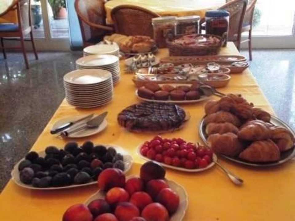 Breakfast in summer alla Campagna - The Chocolate & Flowers hotel