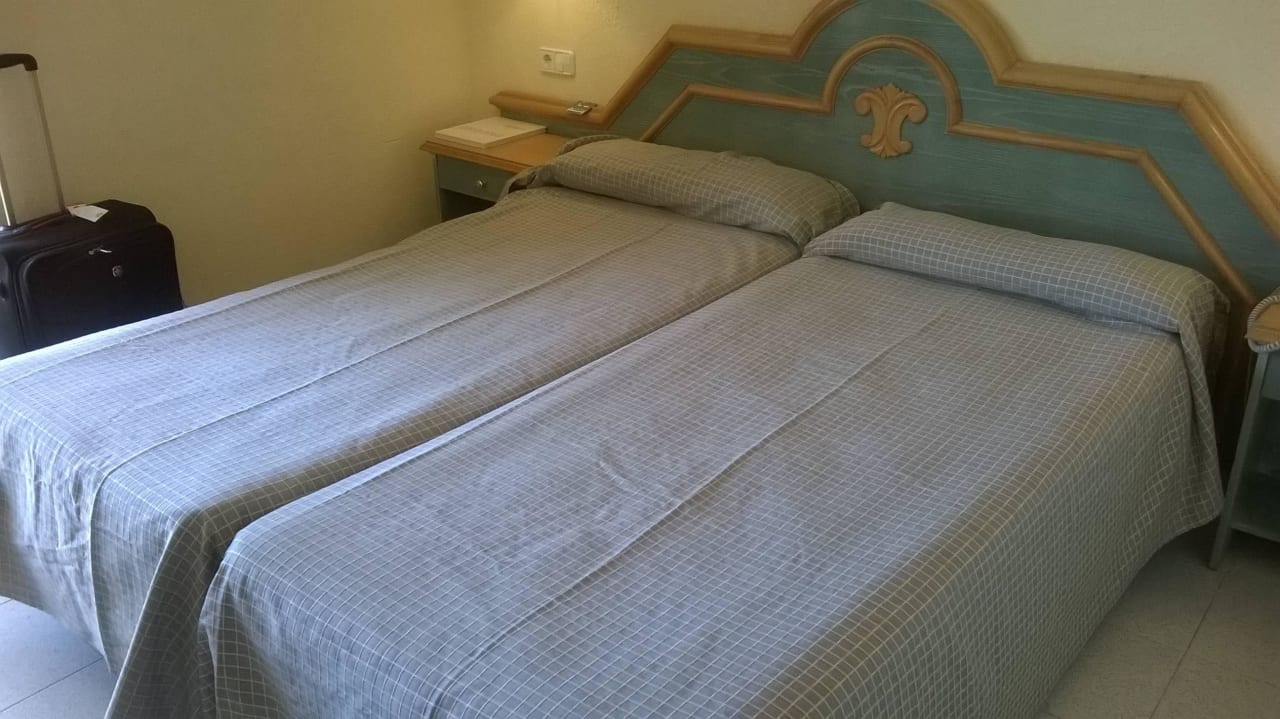 Blick aufs Bett Grupotel Orient