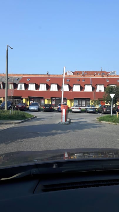 Schranke zum bewachten Parkplatz Club MenDan Aparthotel