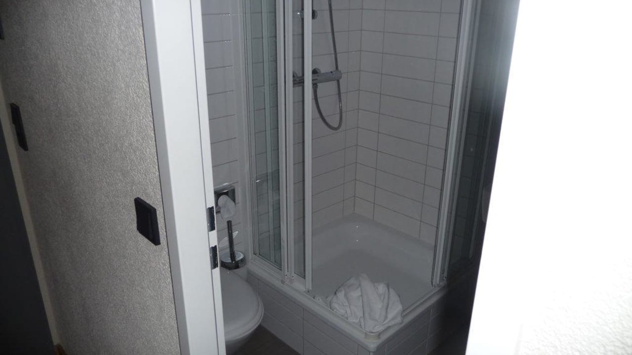 Die Dusche MEININGER Hotel Berlin Hauptbahnhof