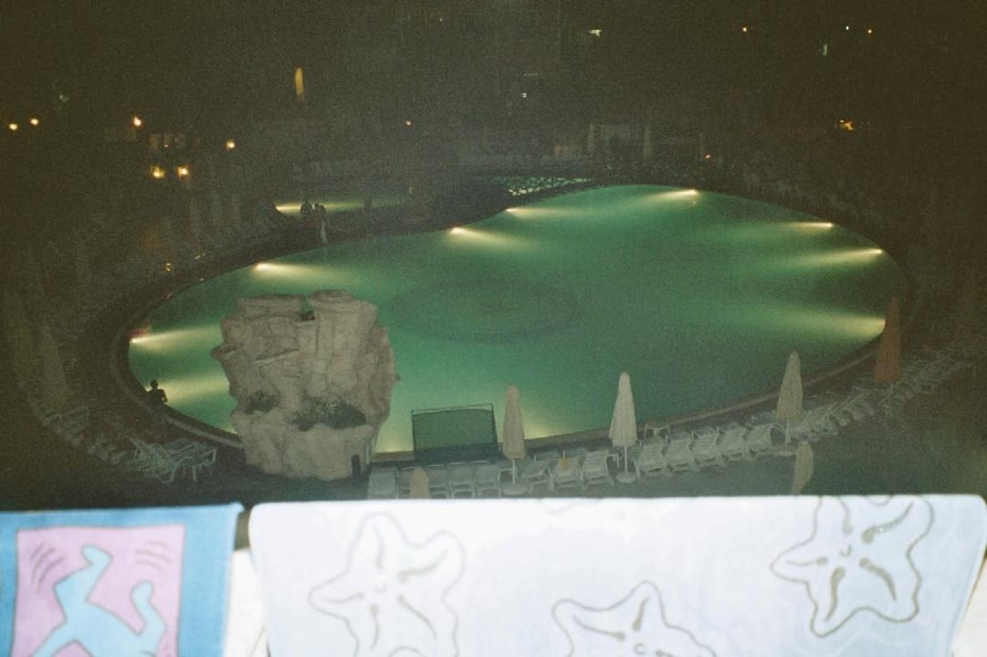 Ausblick aus dem Zimmer nachts (auf den Pool) Seaden Corolla Hotel