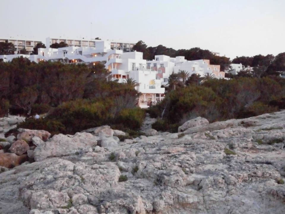 Hotel vom Felsen gegenüber Barceló Portinatx - Adults only