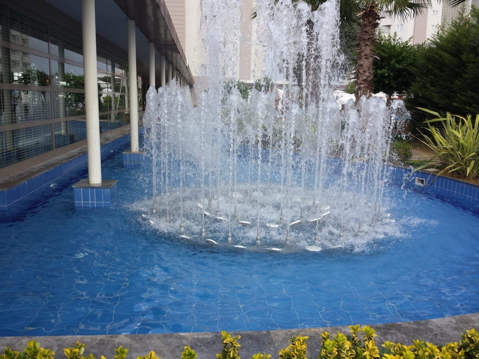 Vor bzw. neben dem Hotel Grand Park Lara Hotel