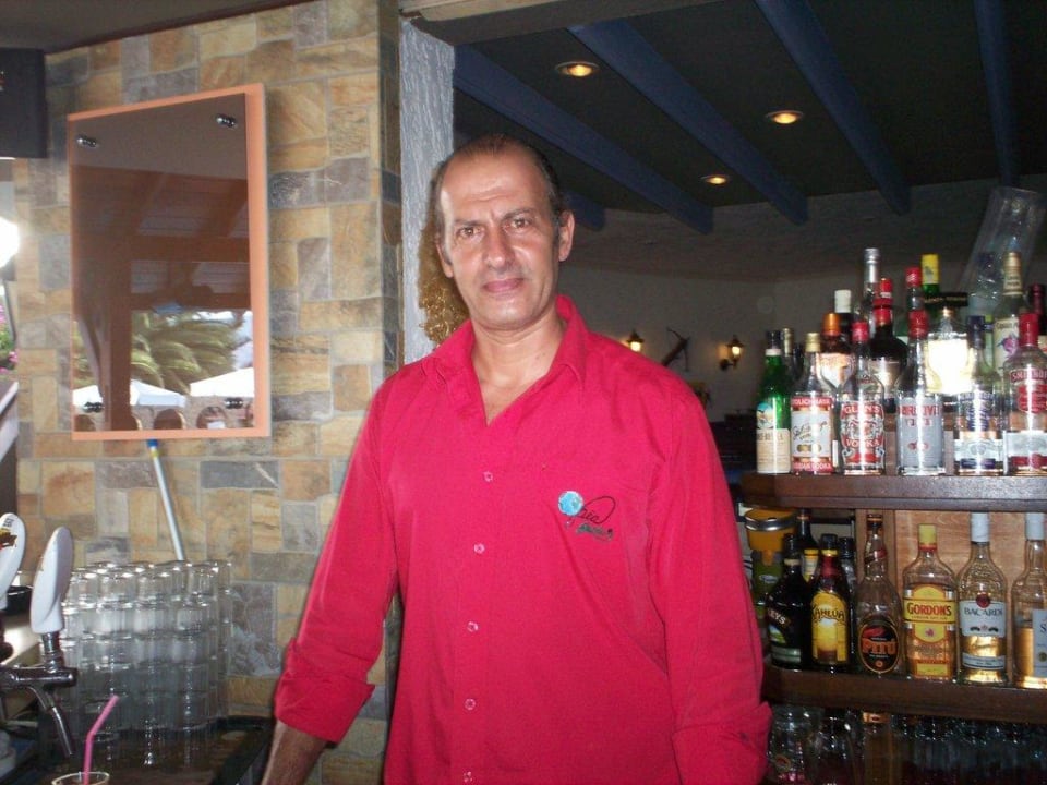 Kellner an der Bar Gaia Garden Hotel