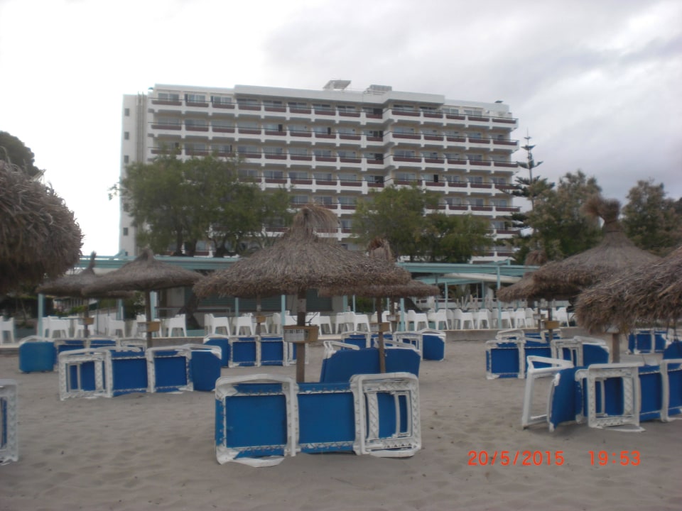 Blick vom Meer/Strand zum Hotel Universal Hotel Castell Royal