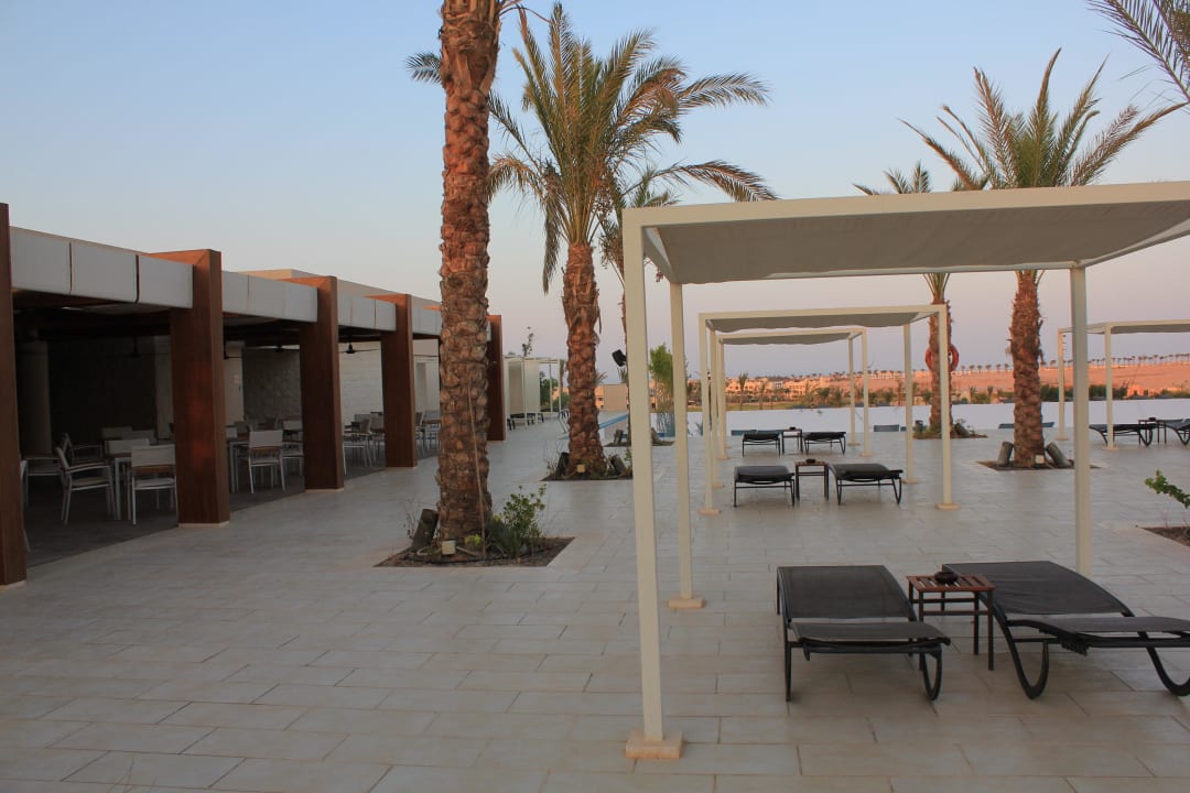 Pool, links Poolrestaurant Steigenberger Makadi Hotel - Adults only