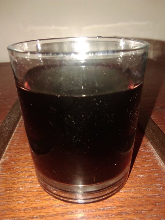 Wein aus Wassergläsern Coral Hills Resorts & SPA