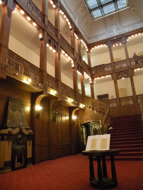 Jugendstil-Eingangshalle mit Treppe zum 1. Stock Hotel Badehof