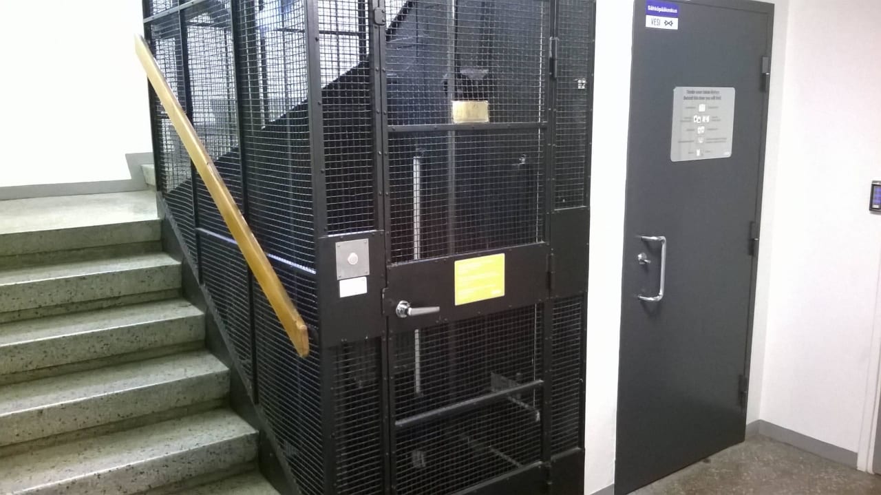 Aufzug und Tür zum KEller SATO HotelHome Lapinlahdenkatu