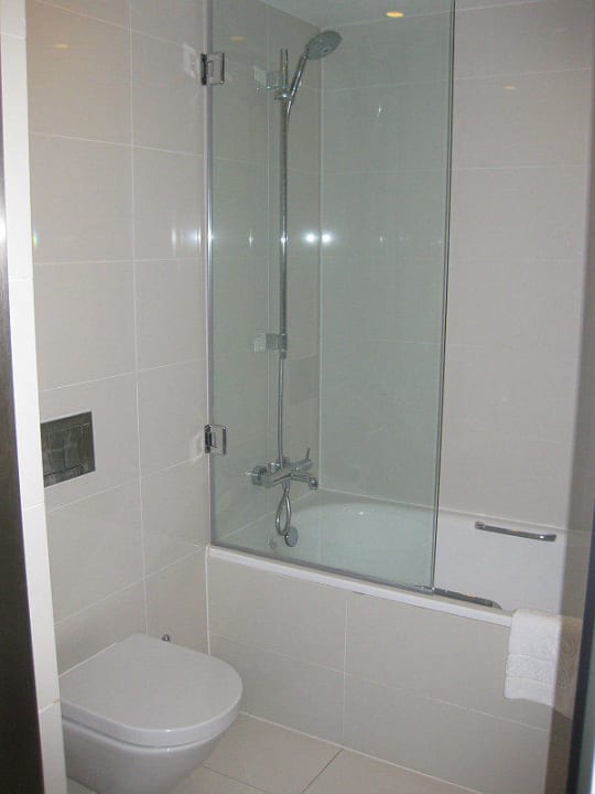Bad (Wanne mit Dusche, WC) Hotel H10 London Waterloo