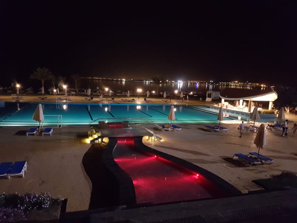 Hotelpool mit Wasserlauf, Poolbar und Meer im Hintergrund Old Palace Resort Sahl Hasheesh