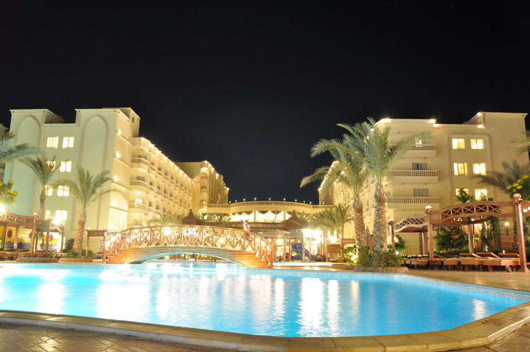 Ładnie oświetlony hotel Riviera Aqua Park Resort