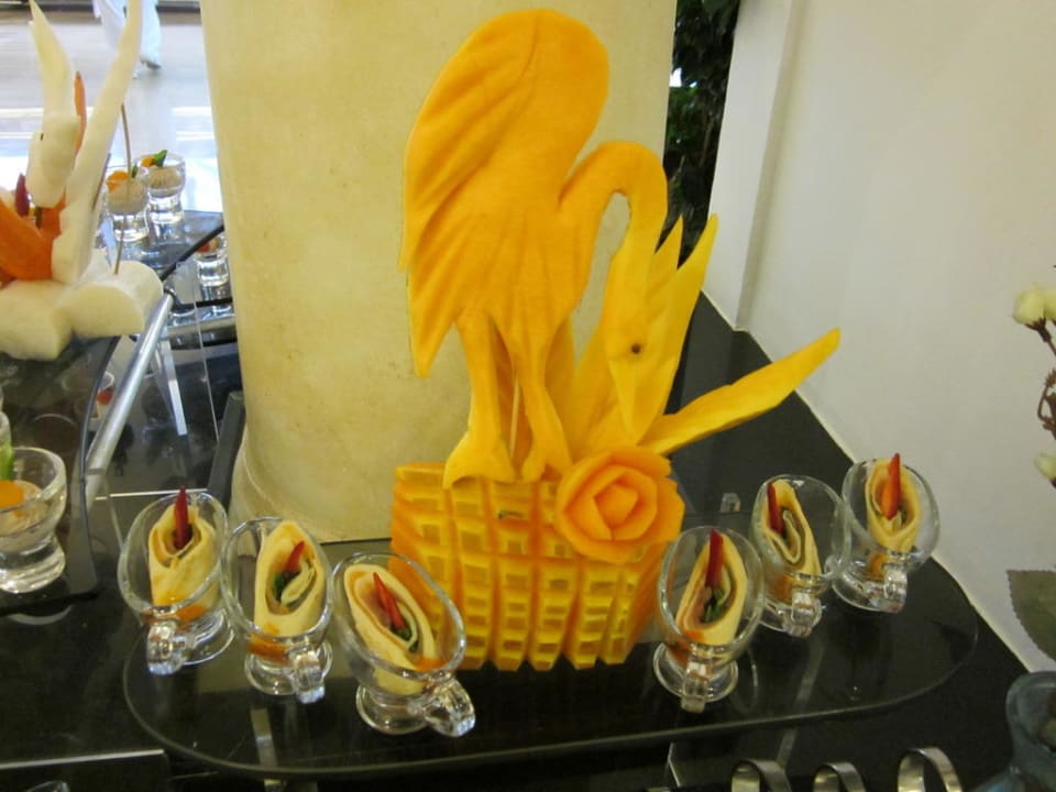 Kunstvolle Schnitzereien auf dem Buffet Hotel Delphin Diva