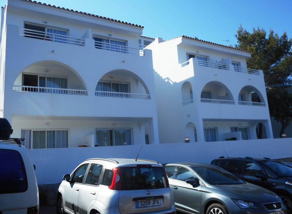 Gebäude an der Zufahrtstraße Grupotel Ibiza Beach Resort