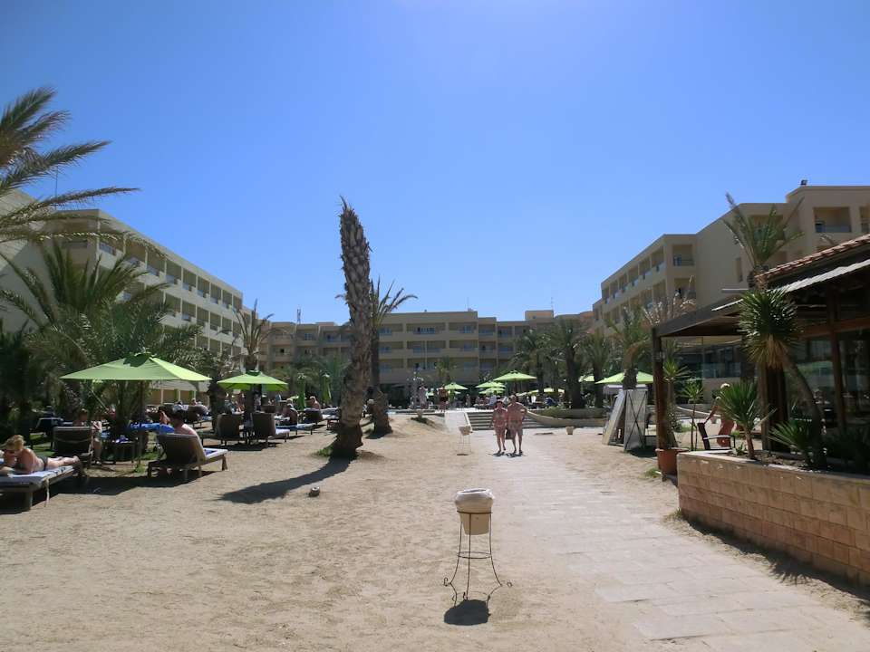 Blick vom Strand aufs Hotel Hotel Rosa Beach