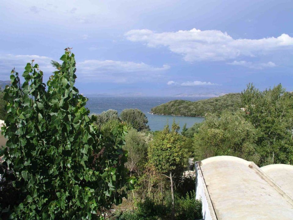 Blick vom Pool über die Hotelanlage Grecotel LUXME Daphnila Bay