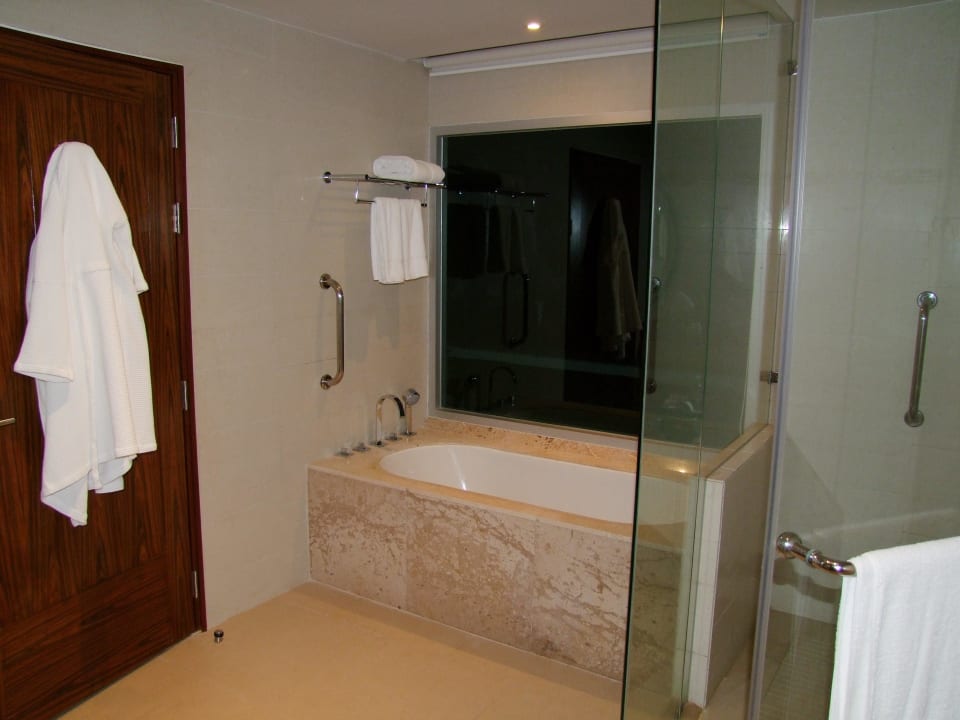 Salle de bains baignoire Crowne Plaza Phuket Panwa Beach