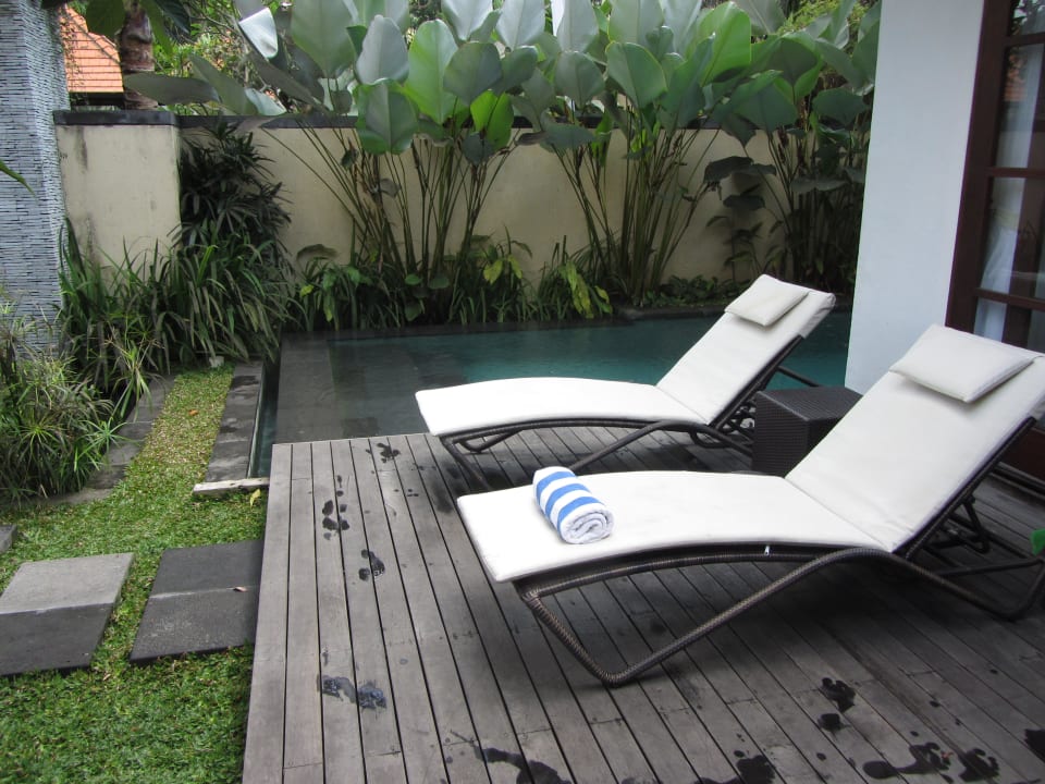 Terrasse mit Liegen und Blick Privatpool Bayad Ubud Bali Villa