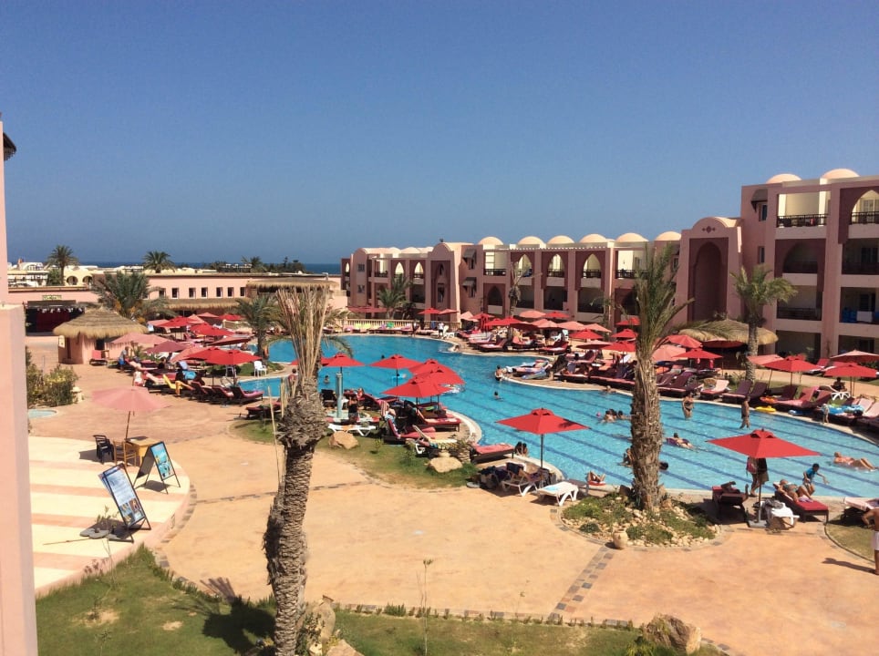 Widok na basen z recepcji Lella Meriam Hotel & Club