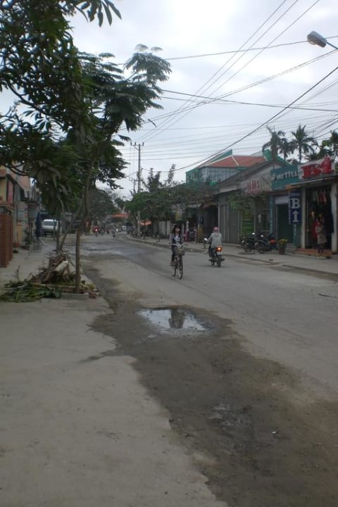 Vor dem Hotel mit Blick nach links Belle Maison Hadana Hoi An Resort & Spa