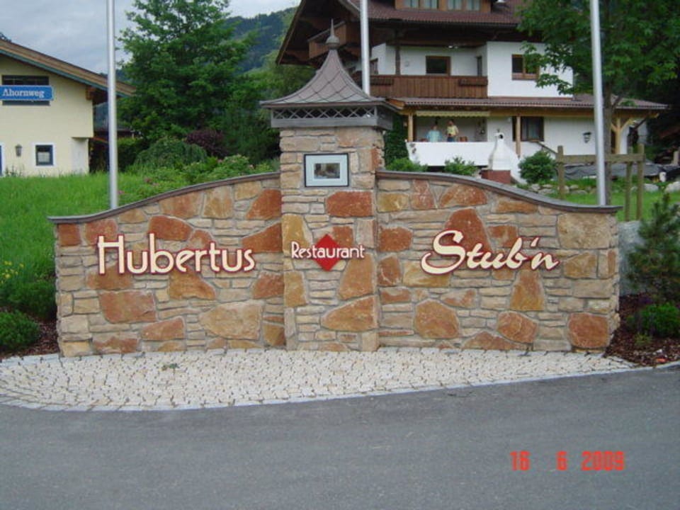 Eine von zwei Einfahrtsbegrenzungen Hubertus Hotel & Apartments