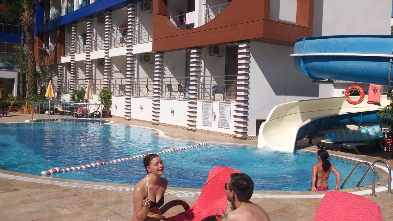 Pool mit Blick zur Rutsche Gardenia Hotel
