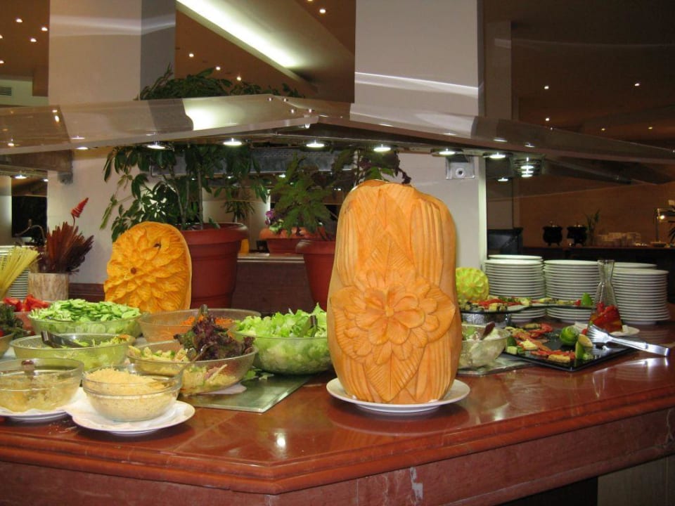 Salat Theke mit Kürbisschnitzerei Golden Beach Resort