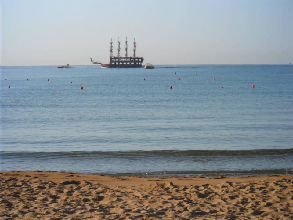 Der Strand und das Meer, am frühen Morgen. Side West Park Hotel