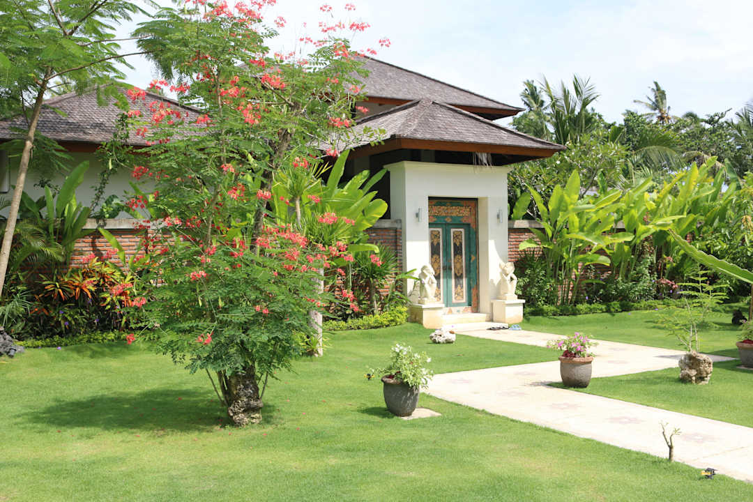Eingang Rumah Isah Nusa Indah Bungalows & Villa