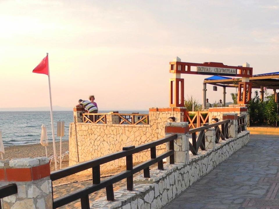 Weg vom Olympian Village zum Royal Olympian Aldemar Olympian Village