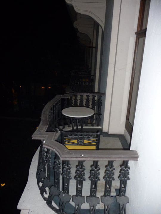 Balkone zum Pool Hotel The Oberoi Grand