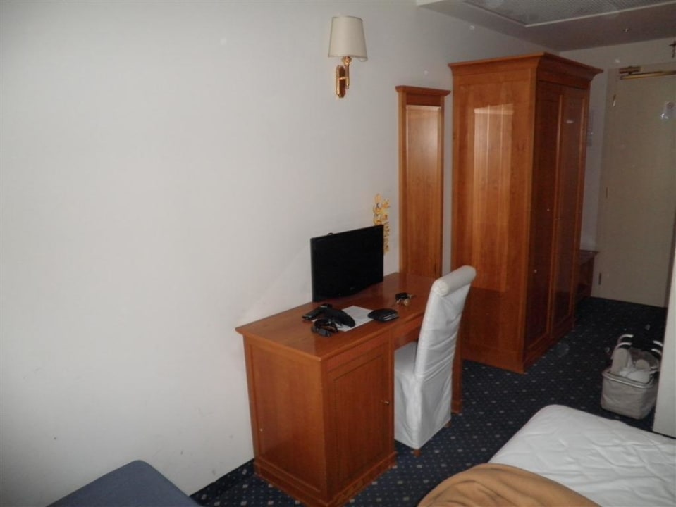 Möblierung des Zimmers Hotel Dorè