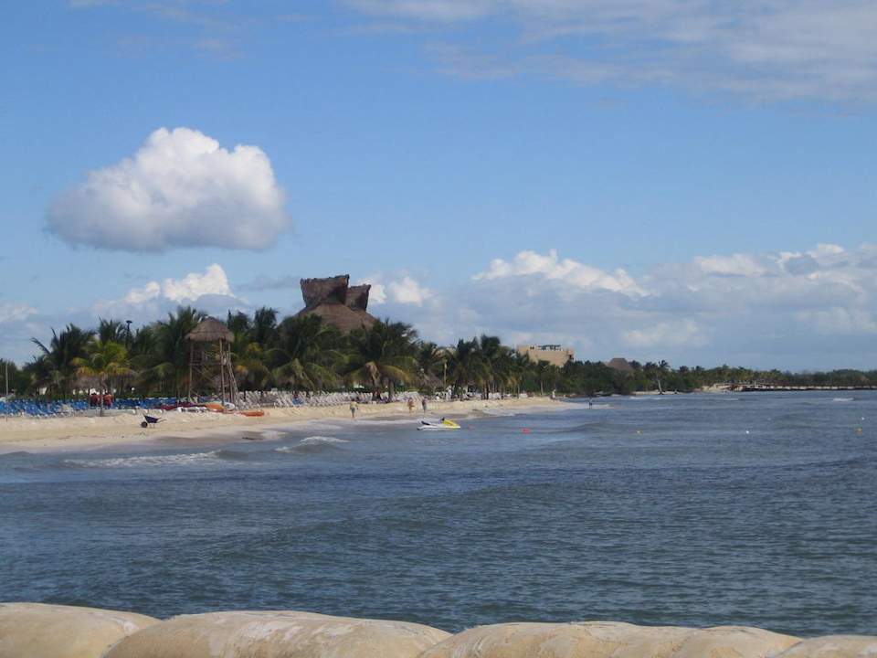 Blick vom Nachbarhotel auf den Strand BlueBay Grand Esmeralda