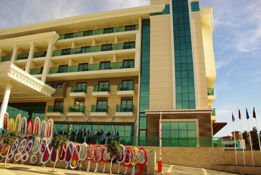 Am Eingangsbereich 26.5. Luna Blanca Resort & Spa