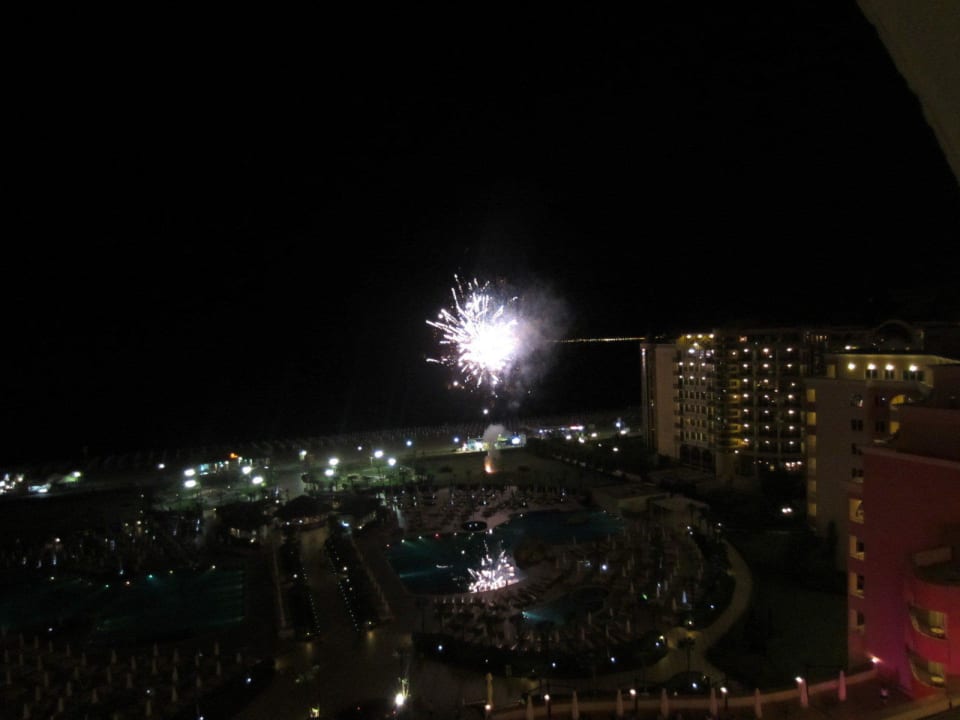 Abendprogramm mit Feuerwerk DIT Majestic Beach Resort